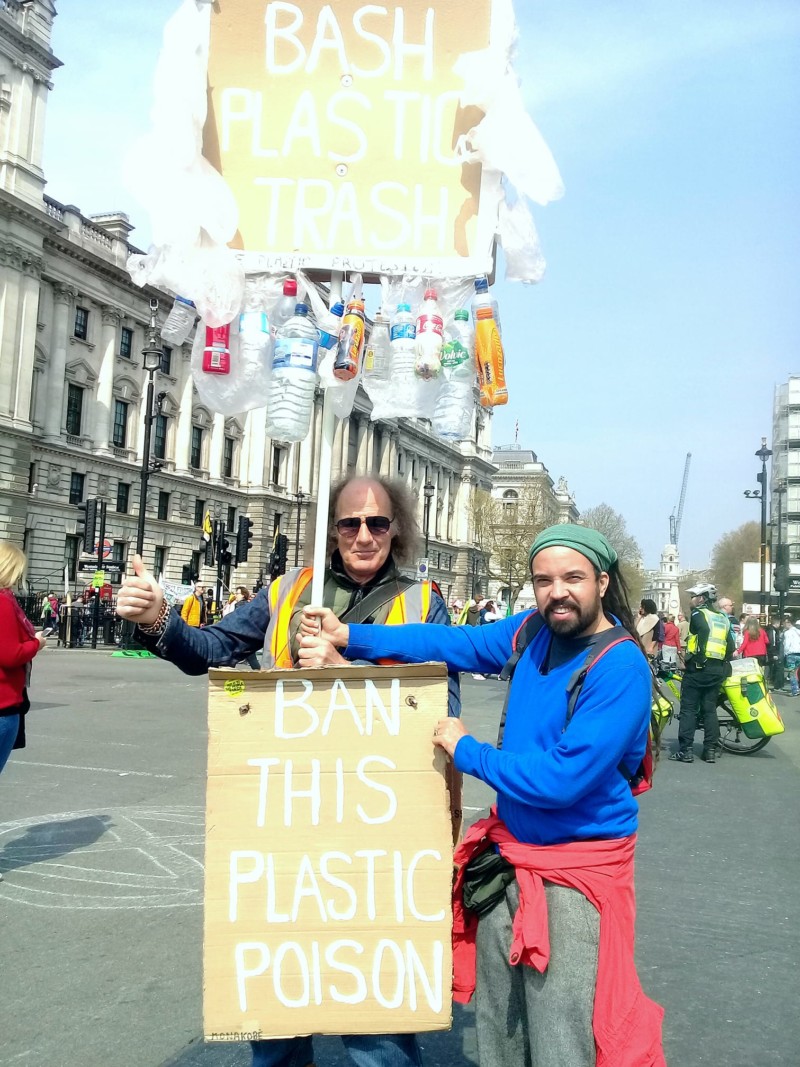 vinicius-araxa-paraticipando-de-um-protesto-em-londres